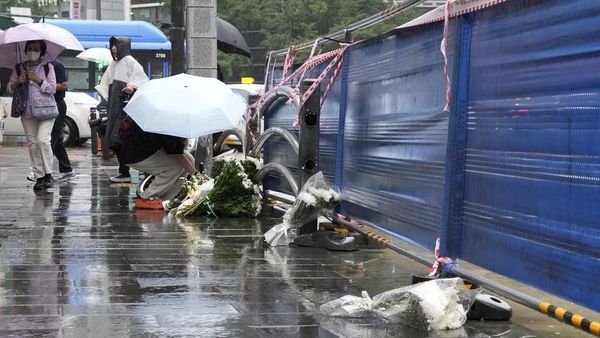 Bunga Duka Iringi Lokasi Tabrakan Maut di Seoul