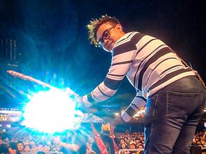 Pecah! Close To Breathe Giveaway Gitar Fender Jaguar ke Penonton Konser