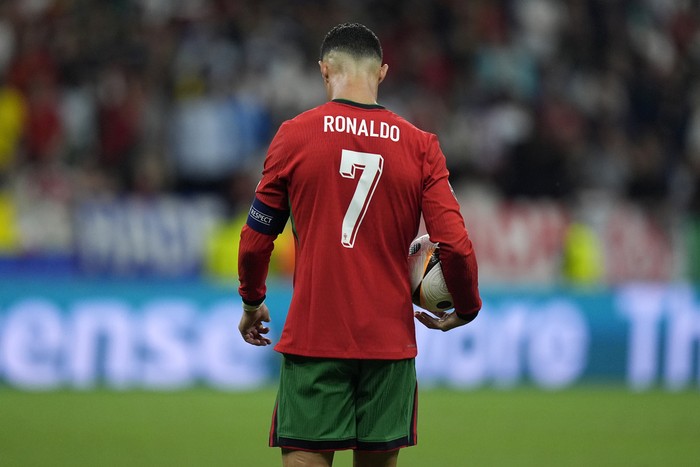 Portugals Cristiano Ronaldo prepares to kick a penalty during a round of sixteen match between Portugal and Slovenia at the Euro 2024 soccer tournament in Frankfurt, Germany, Monday, July 1, 2024. (AP Photo/Matthias Schrader)