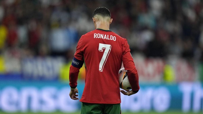 Portugals Cristiano Ronaldo prepares to kick a penalty during a round of sixteen match between Portugal and Slovenia at the Euro 2024 soccer tournament in Frankfurt, Germany, Monday, July 1, 2024. (AP Photo/Matthias Schrader)