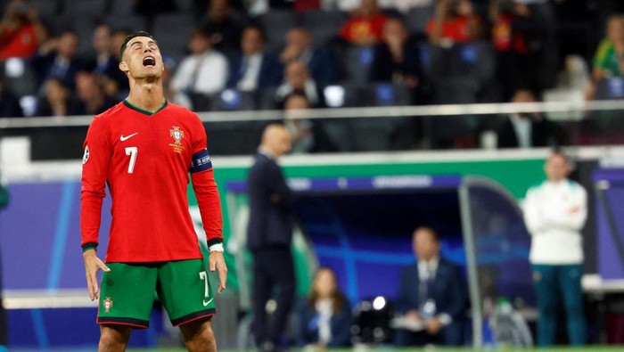 Soccer Football - Euro 2024 - Round of 16 - Portugal v Slovenia - Frankfurt Arena, Frankfurt, Germany - July 1, 2024  Portugals Cristiano Ronaldo prepares to take a free kick REUTERS/Heiko Becker     TPX IMAGES OF THE DAY
