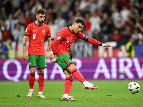 FRANKFURT - A free kick by Cristiano Ronaldo of Portugal during the UEFA EURO 2024 round of 16 match between Portugal and Slovenia at the Frankfurt Arena on July 1, 2024 in Frankfurt, Germany. ANP | Hollandse Hoogte | Gerrit van Keulen (Photo by ANP via Getty Images)