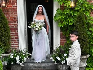 Putri Susan Sarandon Menikah, Gaunnya Dikritik Terlalu Mengekspos Payudara