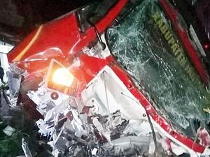 Tragedi Truk Damkar Terjebak di Rel Kereta Indramayu Tragedi Truk Damkar Terjebak di Rel Kereta Indramayu