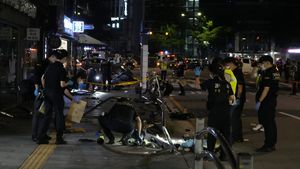 Evakuasi Kecelakaan Maut Mobil Tabrak Pejalan Kaki di Seoul