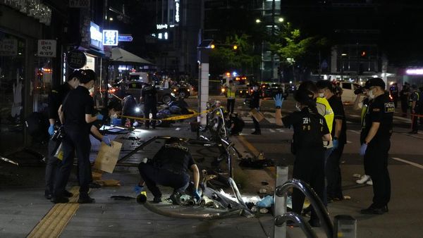 Evakuasi Kecelakaan Maut Mobil Tabrak Pejalan Kaki di Seoul