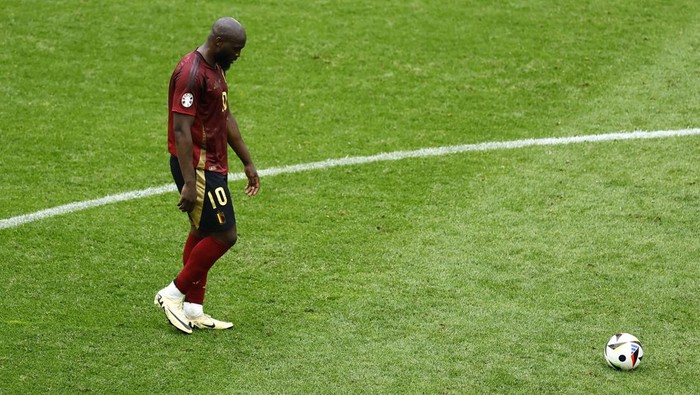 Soccer Football - Euro 2024 - Round of 16 - France v Belgium - Dusseldorf Arena, Dusseldorf, Germany - July 1, 2024
Belgium's Matz Sels, Romelu Lukaku and Kevin De Bruyne look dejected after the match REUTERS/Piroschka Van De Wouw