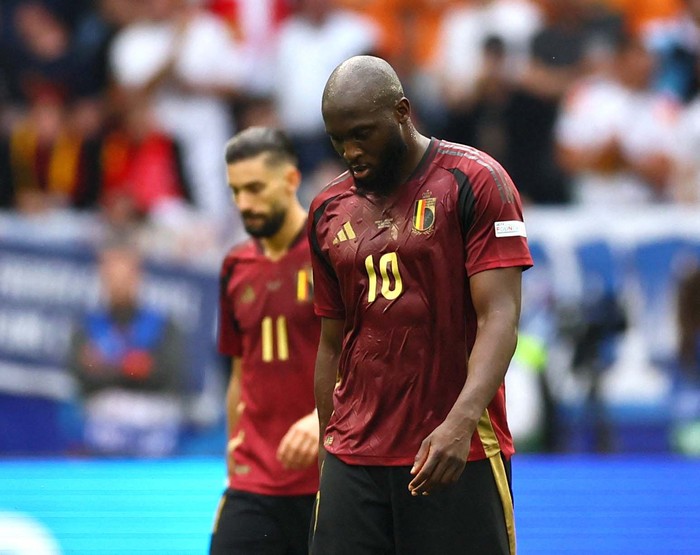 Soccer Football - Euro 2024 - Round of 16 - France v Belgium - Dusseldorf Arena, Dusseldorf, Germany - July 1, 2024
Belgiums Matz Sels, Romelu Lukaku and Kevin De Bruyne look dejected after the match REUTERS/Piroschka Van De Wouw