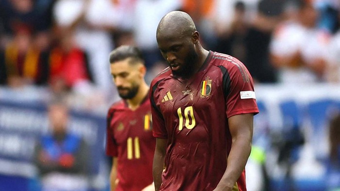 Soccer Football - Euro 2024 - Round of 16 - France v Belgium - Dusseldorf Arena, Dusseldorf, Germany - July 1, 2024
Belgium's Matz Sels, Romelu Lukaku and Kevin De Bruyne look dejected after the match REUTERS/Piroschka Van De Wouw