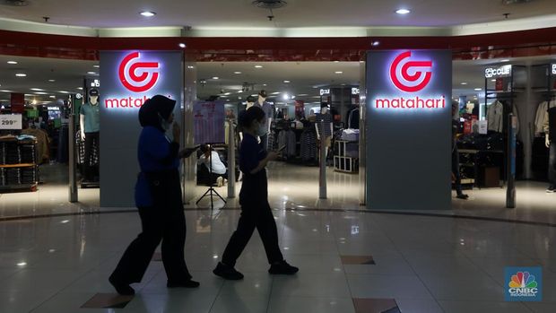 Gerai PT Matahari Department Store Tbk. (LPPF) alias Matahari di Plaza Atrium, Jakarta, Selasa (2/7/2024). (CNBC Indonesia/Faisal Rahman)