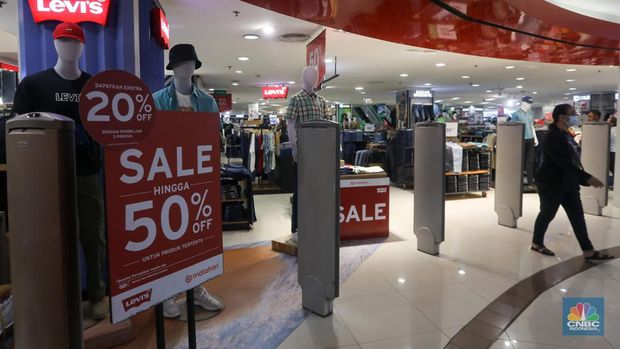 Gerai PT Matahari Department Store Tbk. (LPPF) alias Matahari di Plaza Atrium, Jakarta, Selasa (2/7/2024). (librosfullgratis.com/Faisal Rahman)
