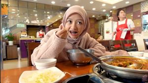 Seru! Ini Gaya Kuliner Halda Rianta Saat Ngopi dan Jajan di Korea