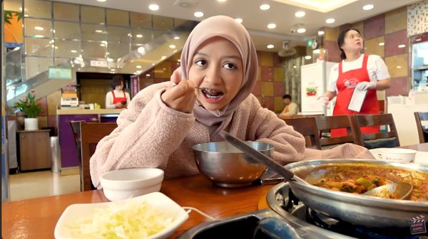 Seru! Ini Gaya Kuliner Halda Rianta Saat Ngopi dan Jajan di Korea