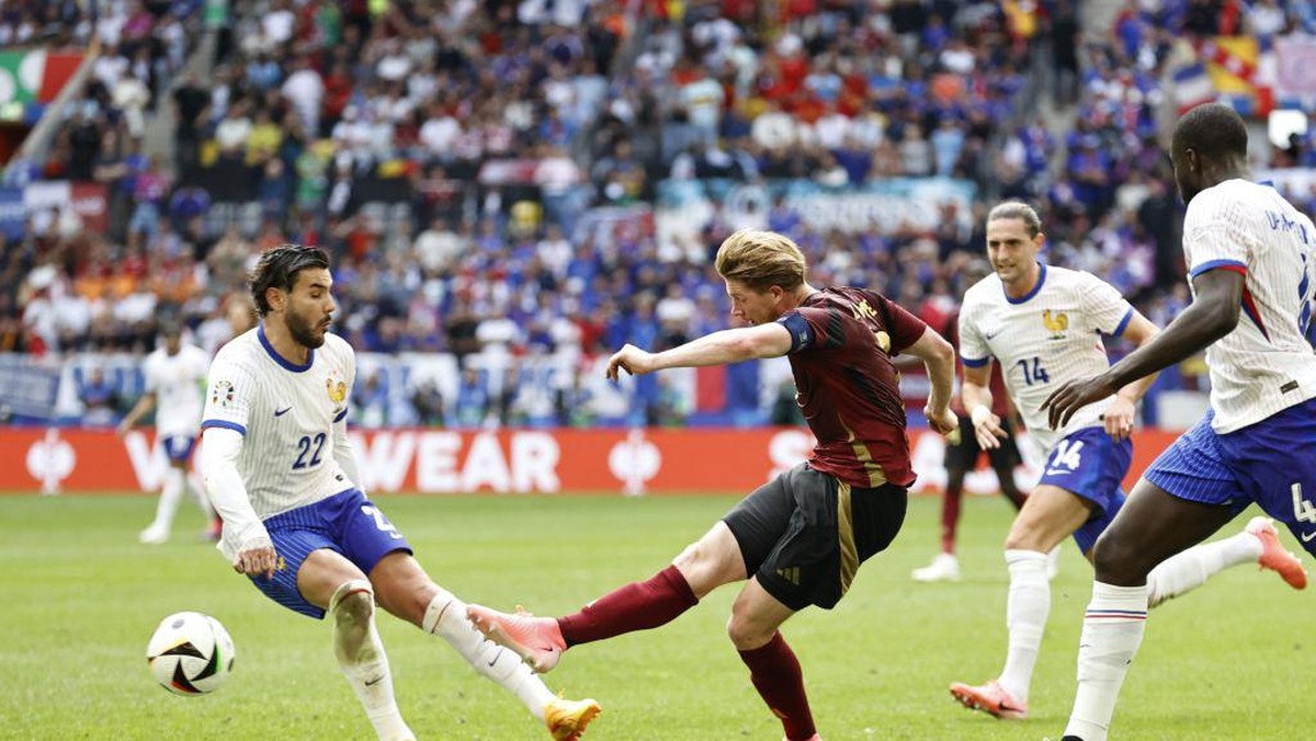 Sepakan Kevin De Bruyne yang ditepis oleh Mike Maignan di lima menit akhir laga kontra Prancis (ANP via Getty Images/ANP)