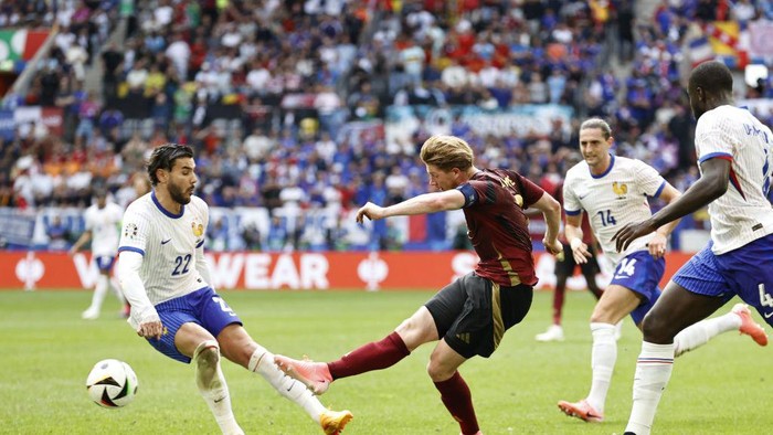 DUSSELDORF - (l-r) Theo Hernandez of France, Kevin De Bruyne of Belgium during the UEFA EURO 2024 round of 16 match between France and Belgium at the Dusseldorf Arena on July 1, 2024 in Dusseldorf, Germany. ANP | Hollandse Hoogte | MAURICE VAN STEEN (Photo by ANP via Getty Images)