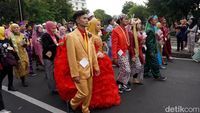 Kirab Ratusan Pasang Pengantin Nikah Masal di Surabaya