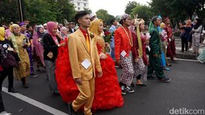 Kirab Ratusan Pasang Pengantin Nikah Masal di Surabaya