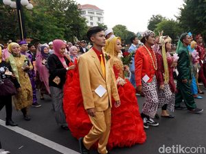 Kirab Ratusan Pasang Pengantin Nikah Masal di Surabaya Kirab Ratusan Pasang Pengantin Nikah Masal di Surabaya
