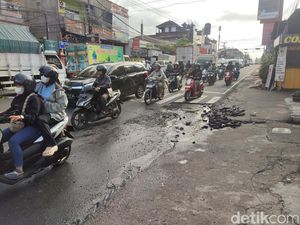 Duh! Pipa Bocor Bikin Jalan Ahmad Yani Tabanan Rusak dan Becek