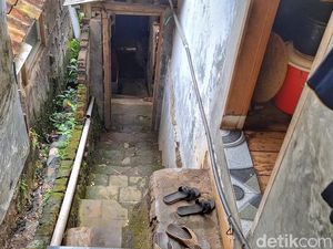 Sulitnya Akses Menuju Rumah Ilham yang Viral Minta Polisi Temani Ambil Rapor Sulitnya Akses Menuju Rumah Ilham yang Viral Minta Polisi Temani Ambil Rapor