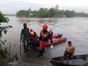 Lansia yang Hilang Saat Mandi di Sungai Komering Ditemukan Tewas Lansia yang Hilang Saat Mandi di Sungai Komering Ditemukan Tewas