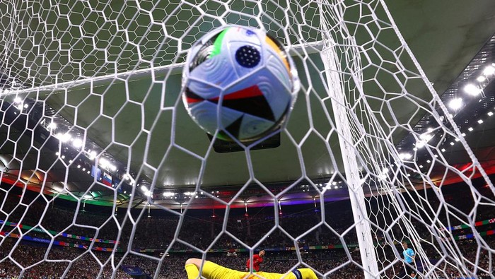 Menang Adu Penalti, Portugal ke Perempatfinal Euro 2024 Soccer Football - Euro 2024 - Fans gather for Portugal v Slovenia - Lisbon, Portugal - July 1, 2024
Portugal fans react during the penalty shootout REUTERS/Pedro Nunes