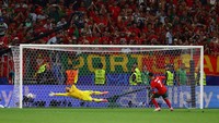 Dalam adu penalti, Ronaldo maju sebagai eksekutor pertama Portugal dan mampu menaklukkan Oblak.