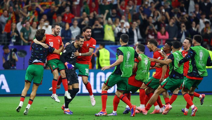 Menang Adu Penalti, Portugal ke Perempatfinal Euro 2024 Soccer Football - Euro 2024 - Fans gather for Portugal v Slovenia - Lisbon, Portugal - July 1, 2024
Portugal fans react during the penalty shootout REUTERS/Pedro Nunes