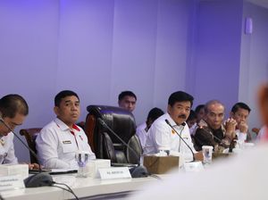 Menko Hadi Cek Pusat Kendali Sistem Pantau Siber BSSN di Ragunan Jaksel