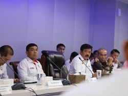 Menko Hadi Cek Pusat Kendali Sistem Pantau Siber BSSN di Ragunan Jaksel