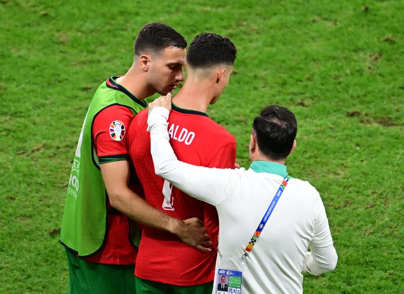 Soccer Football - Euro 2024 - Round of 16 - Portugal v Slovenia - Frankfurt Arena, Frankfurt, Germany - July 1, 2024 Portugal coach Roberto Martinez and Cristiano Ronaldo celebrate after the match REUTERS/Kai Pfaffenbach