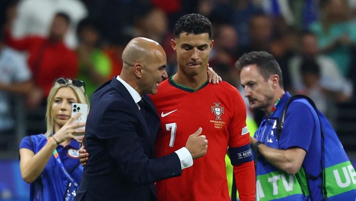 Momen Ronaldo Menangis dan Minta Maaf gegara Gagal Penalti Soccer Football - Euro 2024 - Round of 16 - Portugal v Slovenia - Frankfurt Arena, Frankfurt, Germany - July 1, 2024
Portugal coach Roberto Martinez and Cristiano Ronaldo celebrate after the match REUTERS/Kai Pfaffenbach