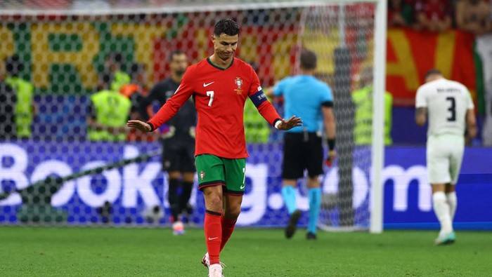 Momen Ronaldo Menangis dan Minta Maaf gegara Gagal Penalti Soccer Football - Euro 2024 - Round of 16 - Portugal v Slovenia - Frankfurt Arena, Frankfurt, Germany - July 1, 2024
Portugal coach Roberto Martinez and Cristiano Ronaldo celebrate after the match REUTERS/Kai Pfaffenbach