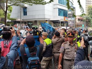 Tenda Pengungsi di UNHCR Dibongkar, 15 WNA Diangkut ke Ditjen Imigrasi Tenda Pengungsi di UNHCR Dibongkar, 15 WNA Diangkut ke Ditjen Imigrasi