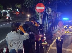 Malunya Pemotor Lawan Arah Dihukum Hormat ke Rambu di Kota Batu
