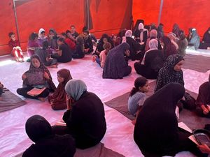 Saat Masjid Tenda Jadi Saksi Bisu Teguhnya Keimanan Perempuan Gaza Saat Masjid Tenda Jadi Saksi Bisu Teguhnya Keimanan Perempuan Gaza