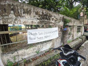 Satpol PP Solo Pereteli Spanduk Suara Rakyat Bukan Suara Ningrat Satpol PP Solo Pereteli Spanduk Suara Rakyat Bukan Suara Ningrat