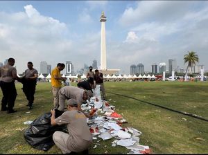 Polisi Bersih-bersih Kawasan Monas Usai Pesta Rakyat Hari Bhayangkara