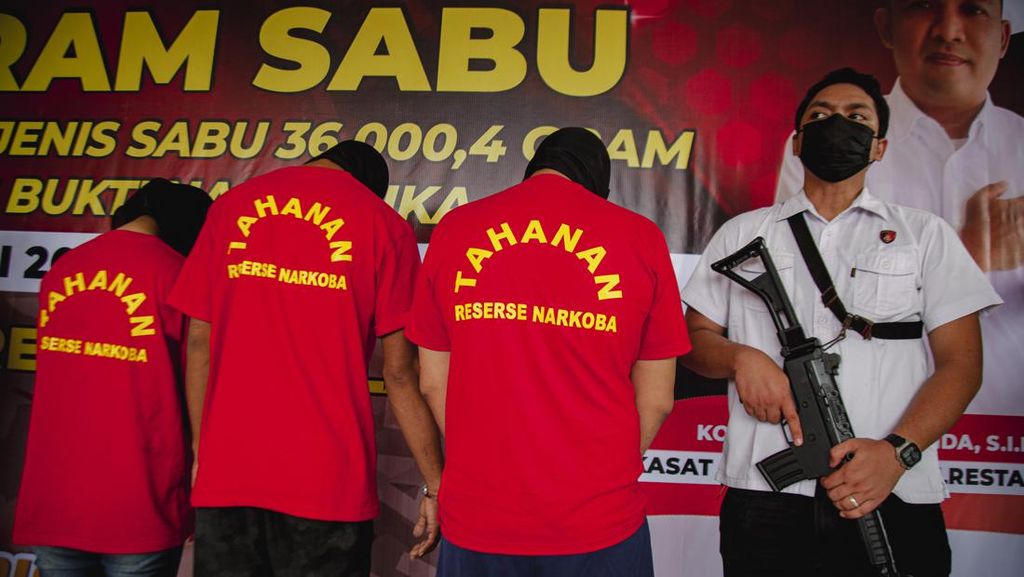 Polresta Balerang Tangkap Tiga Tersangka Kasus Pengedaran Narkoba Polresta Balerang Tangkap Tiga Tersangka Kasus Pengedaran Narkoba