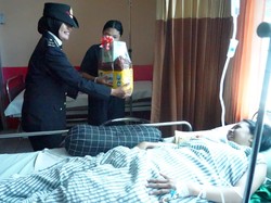 Polwan Polres Mojokerto Kota Kado 2 Bayi yang Lahir di Hari Bhayangkara ke-78