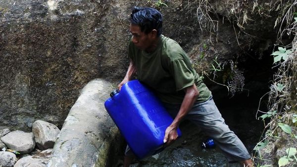 Potret Perjuangan Mencari Air Bersih Kala Kemarau di Situbondo