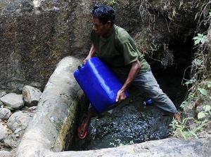 Potret Perjuangan Mencari Air Bersih Kala Kemarau di Situbondo