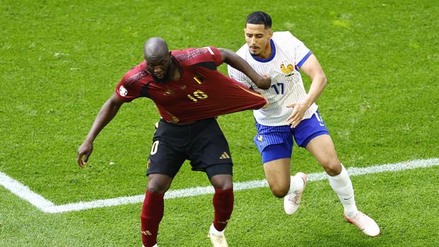 Soccer Football - Euro 2024 - Round of 16 - France v Belgium - Dusseldorf Arena, Dusseldorf, Germany - July 1, 2024 Belgium's Romelu Lukaku in action with France's William Saliba REUTERS/Leon Kuegeler