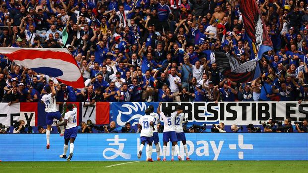 Soccer Football - Euro 2024 - Round of 16 - France v Belgium - Dusseldorf Arena, Dusseldorf, Germany - July 1, 2024 France's Randal Kolo Muani celebrates scoring their first goal with teammates REUTERS/Thilo Schmuelgen