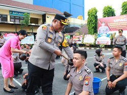 Momen Personel Polres Perak Surabaya Mandi Kembang Usai Naik Pangkat