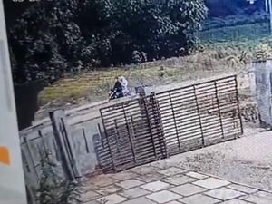 Rekaman CCTV Anggi Bonceng Herman Sebelum Dibunuh-Diperkosa Rekaman CCTV Anggi Bonceng Herman Sebelum Dibunuh-Diperkosa