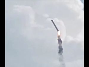 Momen Roket Luar Angkasa China Jatuh Seusai Tak Sengaja Lepas Landas Momen Roket Luar Angkasa China Jatuh Seusai Tak Sengaja Lepas Landas