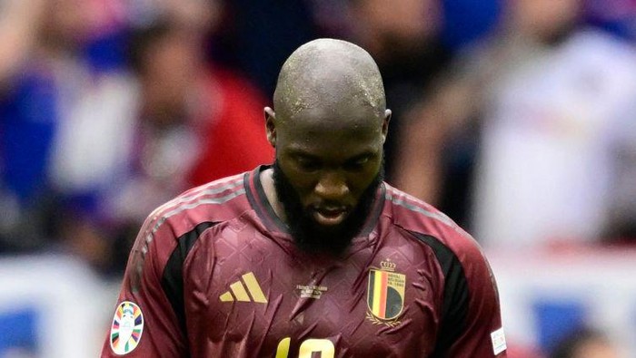 DUSSELDORF, GERMANY - JULY 01 :  Lukaku Romelu forward of Belgium looks dejected during the UEFA EURO 2024 European Football Championship tournament round of 16 match between France and Belgium at Dusseldorf Arena on July 1, 2024 in Dusseldorf, Germany, 01/07/2024 ( Photo by Peter De Voecht / Photo News via Getty Images)