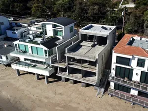 Rumah Kanye West Mirip Parkiran Mal Laku, Pembeli Sebut Renovasinya Bodoh Rumah Kanye West Mirip Parkiran Mal Laku, Pembeli Sebut Renovasinya Bodoh