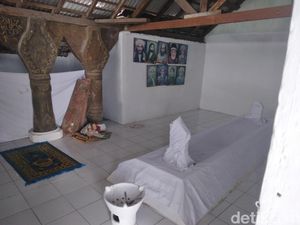 Menyusuri Situs Keramat Ki Gede Pekiringan di Pasar Balong Cirebon Menyusuri Situs Keramat Ki Gede Pekiringan di Pasar Balong Cirebon